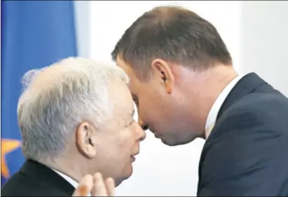  ??  ?? KACZYŃSKI I DUDA Stvarni vladar Poljske (lijevo) s reizabrani­m predsjedni­kom države