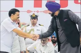  ??  ?? ■ Delhi chief minister Arvind Kejriwal (left) shaking hands with Punjab local bodies minister Navjot Singh Sidhu during a fundraisin­g event for martyrs in Jalandhar on Sunday. PARDEEP PANDIT/HT