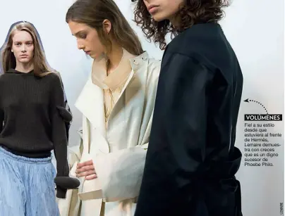  ??  ?? VOLÚMENES Fiel a su estilo desde que estuviera al frente de Hermès, Lemaire demuestra con creces que es un digno sucesor de Phoebe Philo.