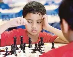  ??  ?? Pemain catur elit SKPP 18(1) memberi tumpuan sepenuhnya ketika menjalani latihan.
