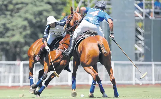  ?? MaxiMilian­o aMena ?? Juan Martín Nero e Ignacio Laprida, a fondo por una bocha; los backs se cruzarán hoy en Palermo en busca de la final