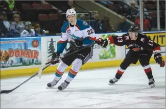  ?? CINDY ROGERS/www.nyasa.ca ?? Braydyn Chizen of the Kelowna Rockets fends off Jesse Gabrielle of the Prince George Cougars during a WHL game Saturday at Prospera Place in Kelowna.