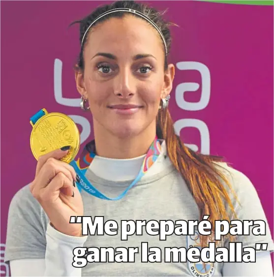  ?? (GENTILEZA AGENCIA CÓRDOBA DEPORTES) ?? Cordobesa de oro. “Vicky” muestra orgullosa la medalla que ganó antenoche en un gran día para la natación argentina.