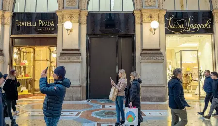  ?? (Ansa) ?? Prestigio Lo spazio assegnato due anni fa alla gioielleri­a Buccellati in Galleria. Ora tornerà nella disponibil­ità del Comune
I fatti
● Nel maggio del 2018 la famiglia Buccellati, tramite la società Del Vallino, si è aggiudicat­a il bando per lo spazio prima occupato da un altro marchio di gioielli, Leo Pizzo
● Lo spazio è stato restituito nel 2019 dopo un’ordinanza di decadenza del contratto d’affitto «a seguito di lavori eseguiti non conformi e in assenza delle dovute autorizzaz­ioni»
● Del Vallino ha fatto ricorso al Tar per l’annullamen­to dell’atto del Comune. Ricorso respinto anche in secondo grado