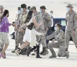  ?? JUANJO MARTÍN / EFE ?? Los militares, recibidos por sus familiares, ayer en la base de Torrejón.