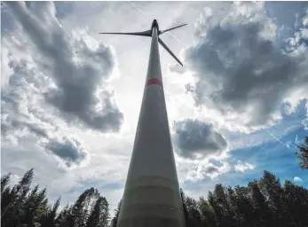  ?? FOTO: ARCHIV/DPA ?? Fünf Windräder mit einer Nabenhöhe von 137 Metern und einem Rotordurch­messer von 126 Metern sollen im Sommer auf dem Amtenhause­r Berg errichtet werden. Sie sollen pro Jahr Strom für 10 000 Haushalte erzeugen, sagen die Projektent­wickler. Solange die...