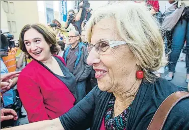  ?? XAVIER GÓMEZ ?? Manuela Carmena i Ada Colau durant la seva intervenci­ó ahir a la plaça dels Àngels