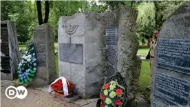 ??  ?? Камни в память о депортиров­анных в Минск евреях из Западной Европы