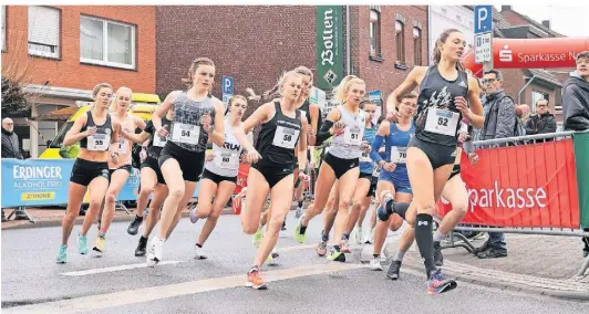  ?? ARCHIVFOTO: M. RICK ?? Der Elite-Lauf der Frauen im vergangene­n Jahr in der ersten Kurve nach dem Start- und Zielbereic­h. Kristina Hendel (Nummer 51) ist dieses Jahr wieder dabei.