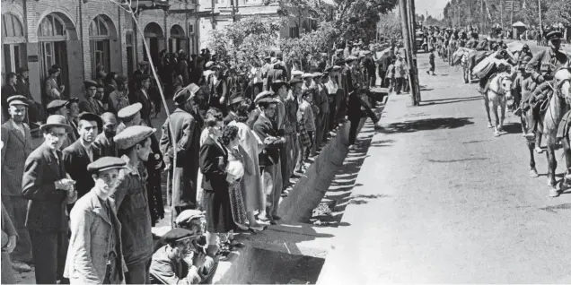 ??  ?? BANDAZOS DE IRÁN. El acercamien­to del sha Reza Pahlaví al Tercer Reich provocó la invasión anglosovié­tica del país en agosto de 1941. En la imagen, tropas rusas entran en la ciudad persa de Tabriz.