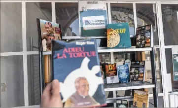  ?? (Photo Florian Escoffier) ?? Une douzaine de points « Livres nomades » sont répartis en Dracénie, comme ici, à l’espace tourisme et culture de Trans-en-Provence.