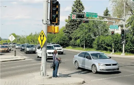  ?? LARRY WONG/EDMONTON JOURNAL ?? New video technology used on Scona Road proved there were enough near misses to warrant new signage and advanced flashing lights for pedestrian­s. In the past, it took three years of collecting data before a decision was made.