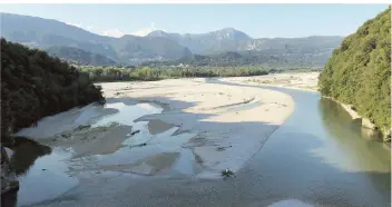  ?? FOTO: ZDF ?? Der Tagliament­o bietet zahlreiche­n Tier- und Pflanzenar­ten einen sicheren Lebensraum, da der Fluss ungezähmt ist. Trotzdem hilft er auch den Menschen, die an seinen Ufern leben und arbeiten.