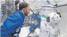  ?? FOTO: AIRBUS ?? Astronaute­n-Assistent Cimon (im Bild mit dem Projektver­antwortlic­hen Christian Karrasch) hat seine Feuertaufe bestanden und ist nach erfolgreic­her Testreihe in Schwerelos­igkeit ein echter „Free-Flyer“.