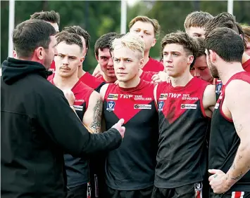  ?? ?? Warragul coach Dean Alger addresses his senior players at quarter time in the match against Leongatha.