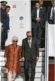  ?? Foto: Gambarini, dpa ?? Präsident Recep Tayyip Erdogan und Ehefrau Emine beim Verlassen des Flugzeugs in Köln.