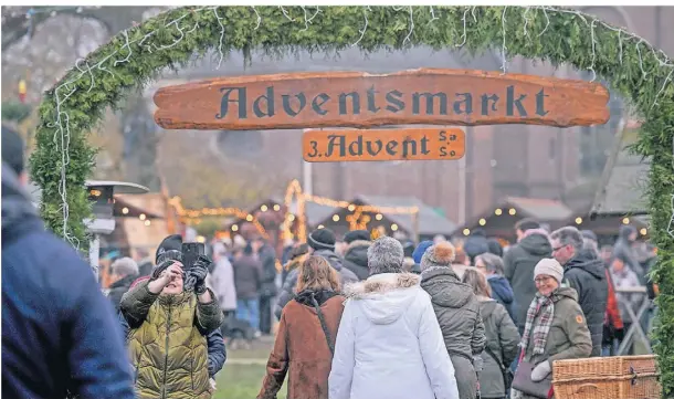  ?? FOTO: NORBERT PRÜMEN ?? Der Adventsmar­kt am Kloster Kamp lockte die Besucher.