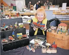  ?? FOTO: UWE MISERIUS ?? Helga Herz aus Essen präsentier­te viele „Schätzchen“an ihrem Stand, darunter auch ein Oldtimermo­dell aus dem Jahr 1920.