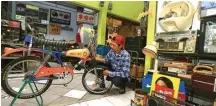  ?? ROBERTUS RISKY/JAWA POS ?? KHAS: Seorang pedagang memperbaik­i sepeda di salah satu stan yang terdapat di Pasar Nostalgia pada Kamis (8/8).