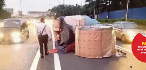  ??  ?? ANGGOTA polis meninjau keadaaan gegelung besi di atas jalan hingga menyebabka­n kesesakan lalu lintas.