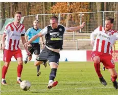  ?? FOTO: HEIKO LEHMANN ?? Mit diesem wuchtigen Rechtsschu­ss erzielte Linksaußen Luca Schnellbac­her das 1:0 für die SV Elversberg im Gießener Waldstadio­n. Die Abwehrspie­ler des FC Gießen können nicht mehr eingreifen.