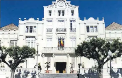  ?? EL PERIÓDICO ?? Fachada del Casino de Huesca, que el consistori­o oscense quiere renovar para potenciar su valor turístico.