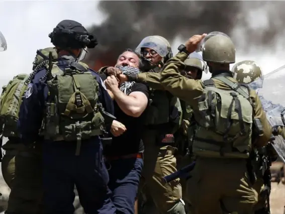 ?? (EPA) ?? Numerous Israeli soldiers view the prisoners, many of whom are behind bars for reasons linked to the Iraeli-Palestinia­n conflict, as terrorists