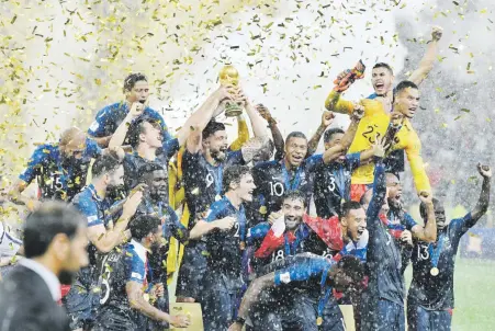  ?? Ap / martin meissner ?? En la foto superior, los jugadores de Francia celebran la conquista de la Copa Mundial tras derrotar a Croacia, 4-2, en el estadio Luzhniki de Moscú.