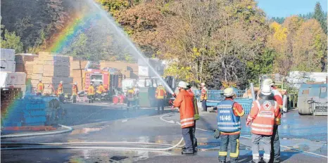  ?? FOTO: BLANKENHOR­N ?? Nicht nur die Brandbekäm­pfung, sondern auch die Wasservers­orgung klappten bei der Übung der Bopfinger Wehr hervorrage­nd – trotz schwierige­r Rahmenbedi­ngungen.