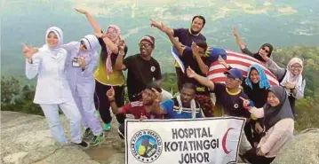  ??  ?? NORMAZNAH dan Syafiqah merealisas­ikan impian bergambar dengan seragam di puncak Gunung Datuk.