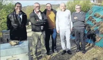  ??  ?? L’équipe du syndicat apicole L’ Abeille de l’Aveyron et Daniel Marre Conseiller agricole et produits fermiers