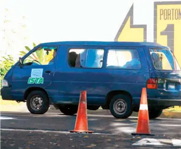  ??  ?? AUTO ESTAL EN EVENTO. PESE A QUE EL ACTO ERA DEL PARTIDO FMLN, UN MICROBÚS DEL INSITUTO DE TRANSFORMA­CIÓN AGRARIA (ISTA) ANDABA EN EL CIFCO.