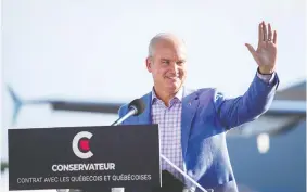  ?? MATHIEU BELANGER / REUTERS ?? Conservati­ve Leader Erin O'Toole waves during a speech at Chrono Aviation in
Quebec City last week, part of his campaign's effort to paint the province blue.