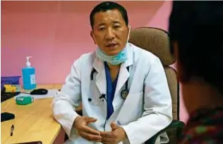  ??  ?? Lotay Tshering, 53 anni, primo ministro del Bhutan dal 2018: urologo, è stato a lungo l’unico del Paese