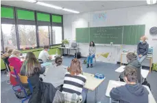  ?? FOTO: KARL-HEINZ SCHWEIGERT ?? Eine eindrucksv­olle Unterricht­s-Stunde: Kerstin Rupp (Mitte) in der Klasse 9 der Schule St. Anna mit Lehrerin Kerstin Krämer (rechts).