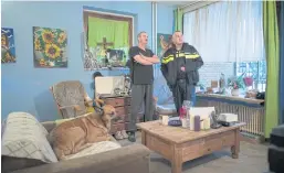  ??  ?? COMMUNITY SERVICE: Sgt Erik Smit visits a man he had helped straighten out his life and that of his pets.