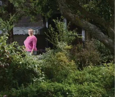  ?? AARON HARRIS FOR THE TORONTO STAR ?? Annemarie Leepel wants her untamed front yard designated a “natural garden.” A neighbour calls it “a patch of weeds.”