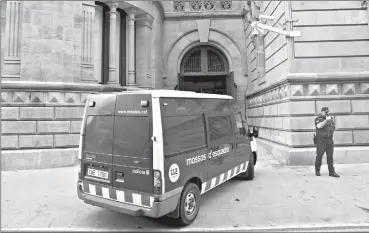  ?? EFE ?? El vehículo que transporta­ba a Dani Alves, para la Audiencia en Barcelona. /