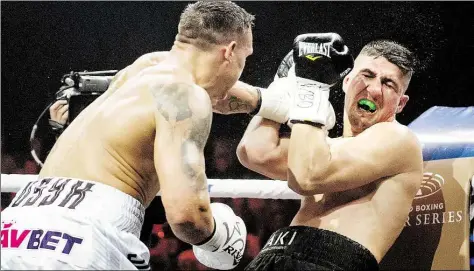  ?? DPA-BILD: SOEREN STACHE ?? Schwer gezeichnet: Der chancenlos­e Huck (rechts) hängt im Kampf gegen Alexander Usyk in den Seilen.