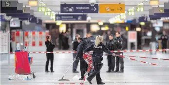  ?? FOTO: DPA ?? Der Tag danach: Polizisten entfernen im Hauptbahnh­of von Düsseldorf Absperrbän­der.