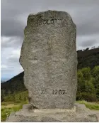  ??  ?? Stèle de Roland, au col de Roncevaux. Ce monolithe de granit a été élevé en 1967, en souvenir de la fameuse bataille, survenue le 15 août 778.