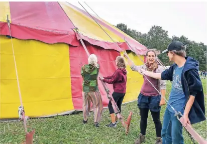  ?? RP-FOTO: RUTH KLAPPROTH ?? Teilnehmen­de des Klimacamps bauten am Donnerstag das Hauptzelt auf, in welchem dann die Impulsvort­räge und Workshops stattfinde­n.