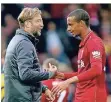  ?? FOTO: DPA ?? Liverpools Jürgen Klopp (l.) mit dem Ex-Schalker Joel Matip.