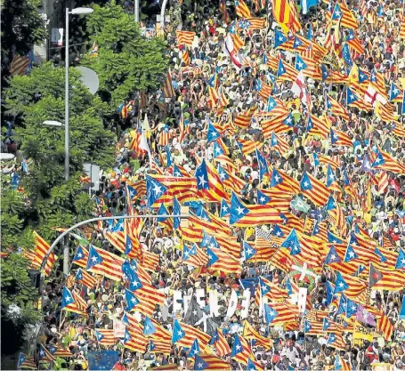  ?? REUTERS ?? Insignia catalana. Miles de banderas catalanas flamean en un momento cúlmine de la marcha.