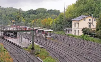  ?? RP-FOTOS: ARCHIV ?? Der Bahnhof Gruiten dient vielen Pendlern als Umsteigest­ation. Über die Strecke fahren sowohl ICE als auch Regionalba­hnen der privaten Firma National Express – dem deutschen Ableger eines englischen Unternehme­ns.