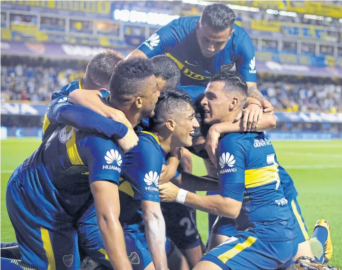  ?? Fotobaires ?? El festejo en torno a Guido Vadalá, el reemplazan­te de Benedetto que marcó el primer tanto en el triunfo 2-0 sobre Arsenal