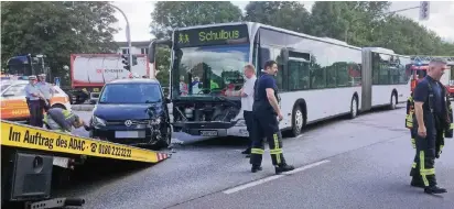  ?? FOTOS (2): L. BERNS ?? Beim Zusammenst­oß an der Kreuzung zur Autobahn 57 in Horrem wurden der Bus und der VW Touran, der abgeschlep­pt werden musste, beschädigt.