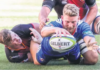  ?? Picture: Gallo Images ?? AT A STRETCH. Stormers flyhalf Robert du Preez goes over to score his try during their Super Rugby clash against the Kings at Nelson Mandela Bay Stadium on Saturday.