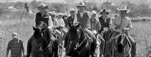  ??  ?? El gobernador Francisco Domínguez y el alcalde Marcos Aguilar también participar­on en el festejo del Centenario del Ejido de Santa Rosa Jáuregui.