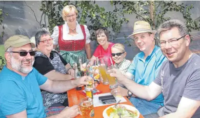  ?? FOTOS:KIENZLER ?? Ein Prosit auf eine kleines aber feines Kirchenfes­t.